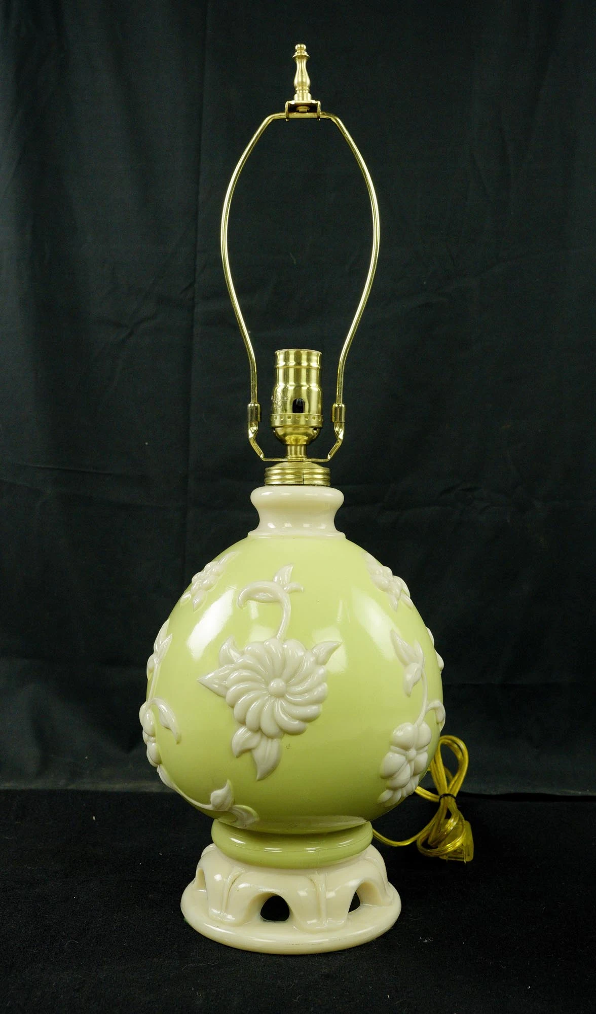 Pair Of Vintage Daisy Green & White Alacite Table Lamps 4 Pair Of Vintage Daisy Green & White Alacite Table Lamps - Image 2