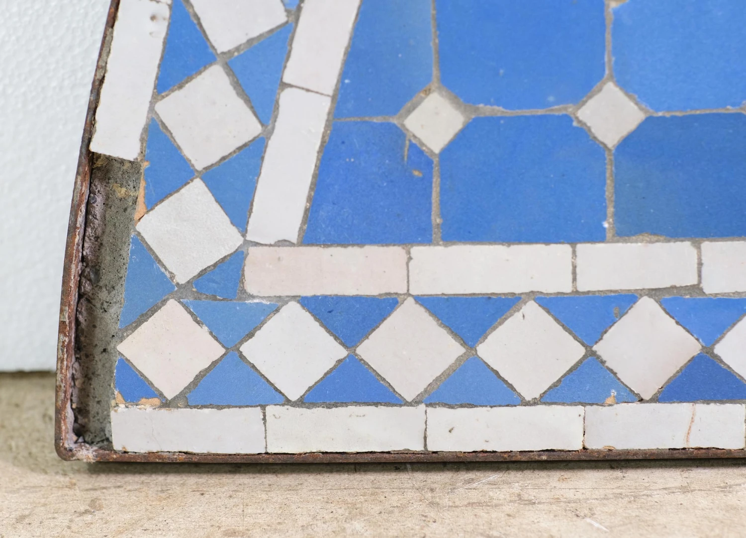 Blue & White Arch Mosaic Steel Frame Table Top 5 Blue & White Arch Mosaic Steel Frame Table Top - Image 3