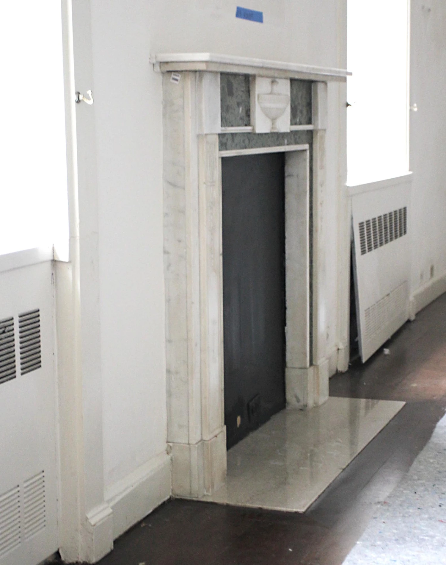 Statuary White & Verde Antico Green Marble Mantel From The Herbert Hoover Room Of The Waldorf Astoria 6 Statuary White & Verde Antico Green Marble Mantel From The Herbert Hoover Room Of The Waldorf Astoria - Image 4