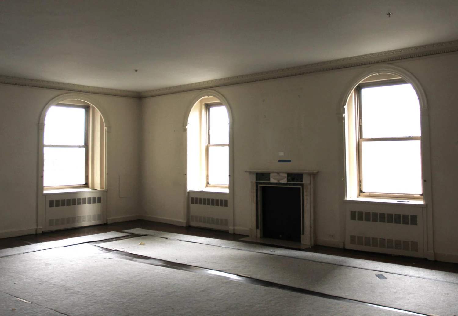 Statuary White & Verde Antico Green Marble Mantel From The Herbert Hoover Room Of The Waldorf Astoria 15 Statuary White & Verde Antico Green Marble Mantel From The Herbert Hoover Room Of The Waldorf Astoria - Image 13